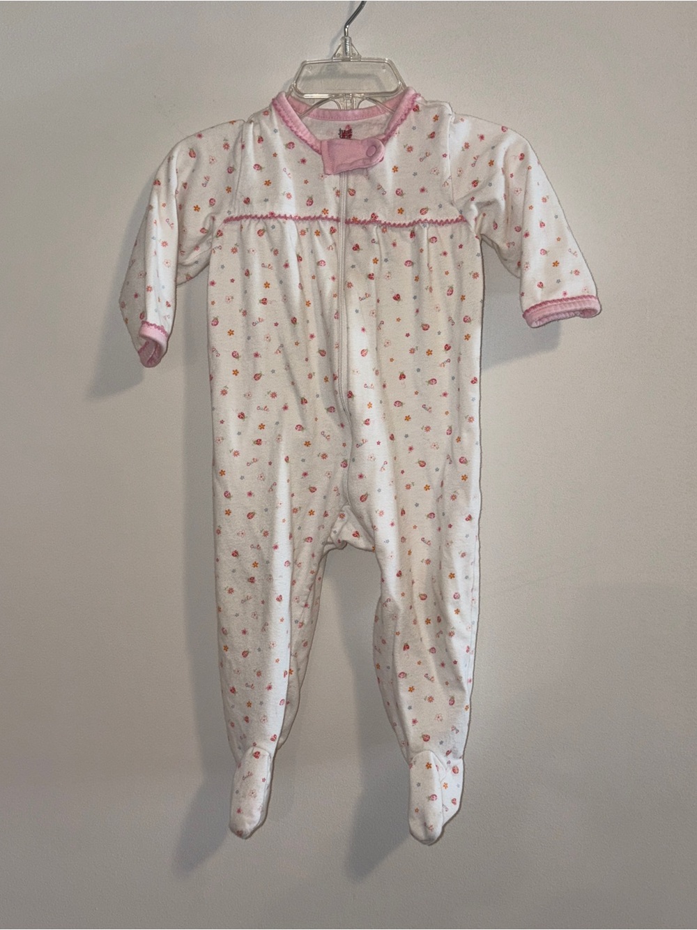 Girl’s Carter’s Onesie Size: L (6-12M)